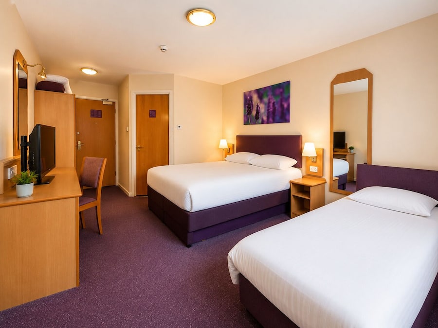 Twin Room | Desk, bed sheets, wheelchair access