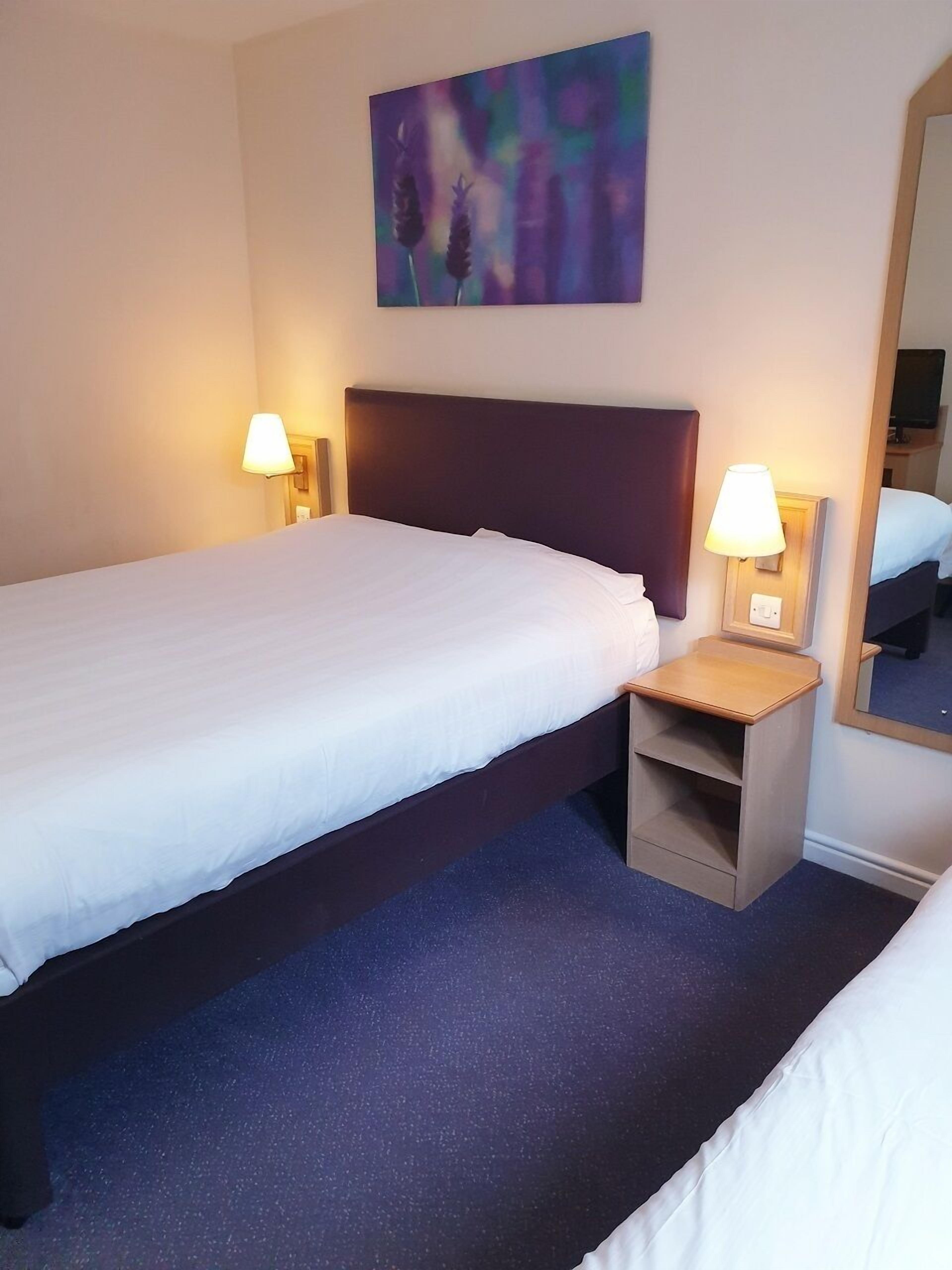 1 bedroom, desk, bed sheets, wheelchair access