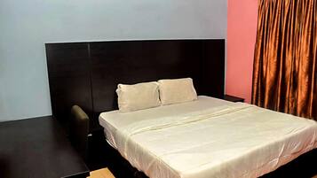 Standard Room | In-room safe, desk