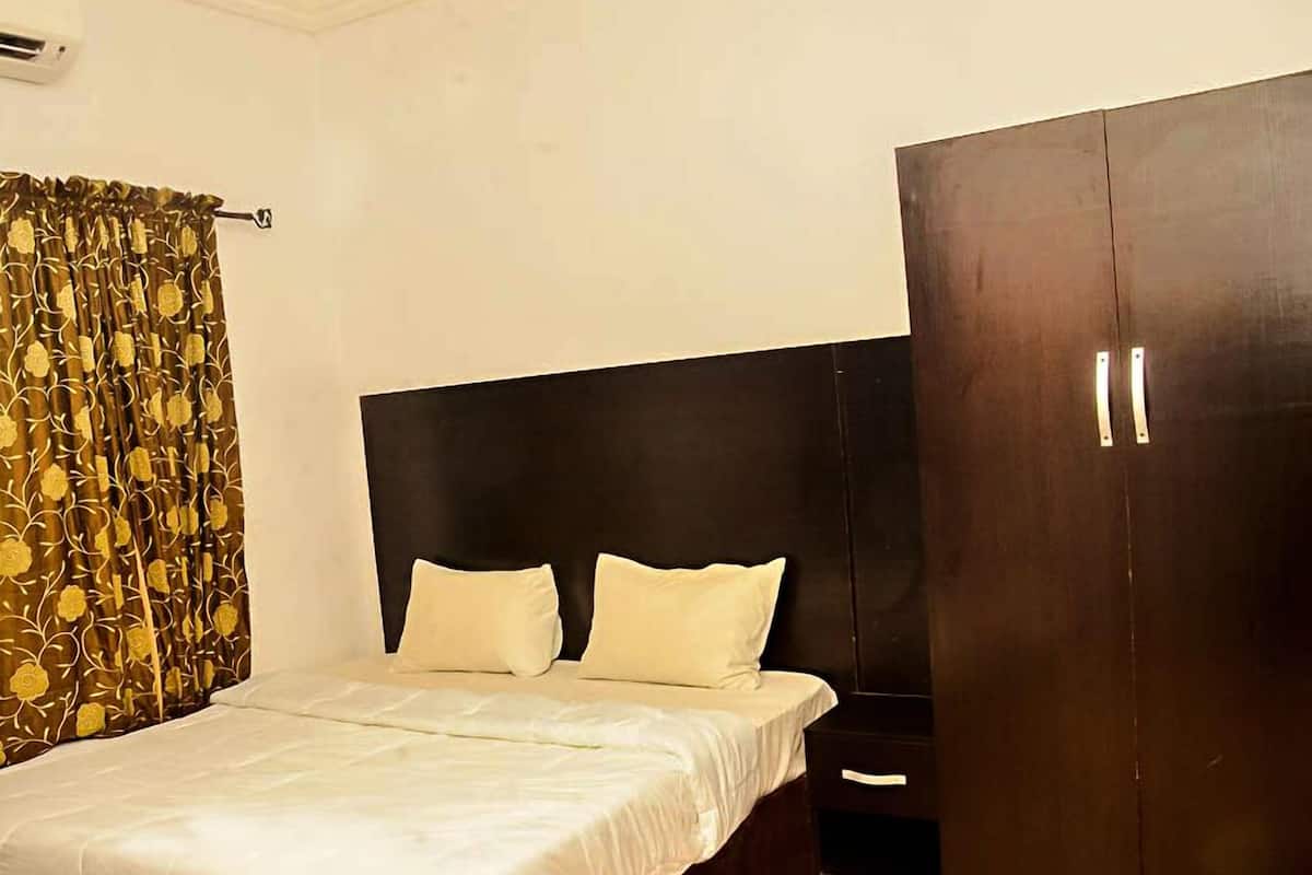 Standard Room | 1 bedroom, in-room safe, desk