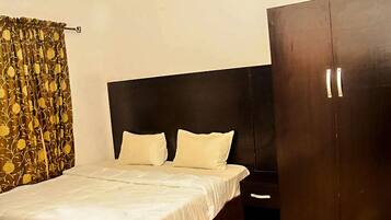 Standard Room | In-room safe, desk