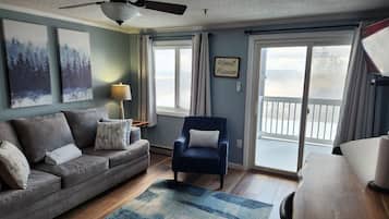 TV connectée, lecteur de DVD, table de tennis de table