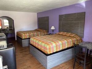 房內夾萬、書桌、免費 Wi-Fi、床單