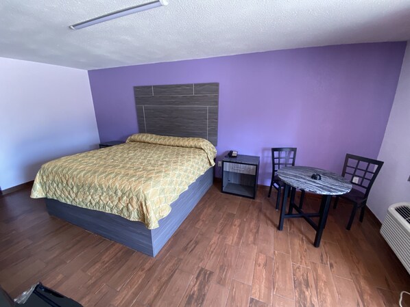 房內夾萬、書桌、免費 Wi-Fi、床單