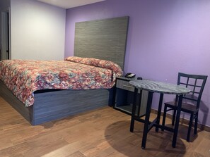 Standard Single Room, 1 King Bed, Smoking, Refrigerator & Microwave | In-room safe, desk, free WiFi, bed sheets - The Village Inn (Denham Springs)