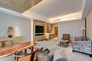 Minibar, in-room safe, desk, blackout curtains - Li Cai Tian Qi Hotel Xianyang (Xianyang)