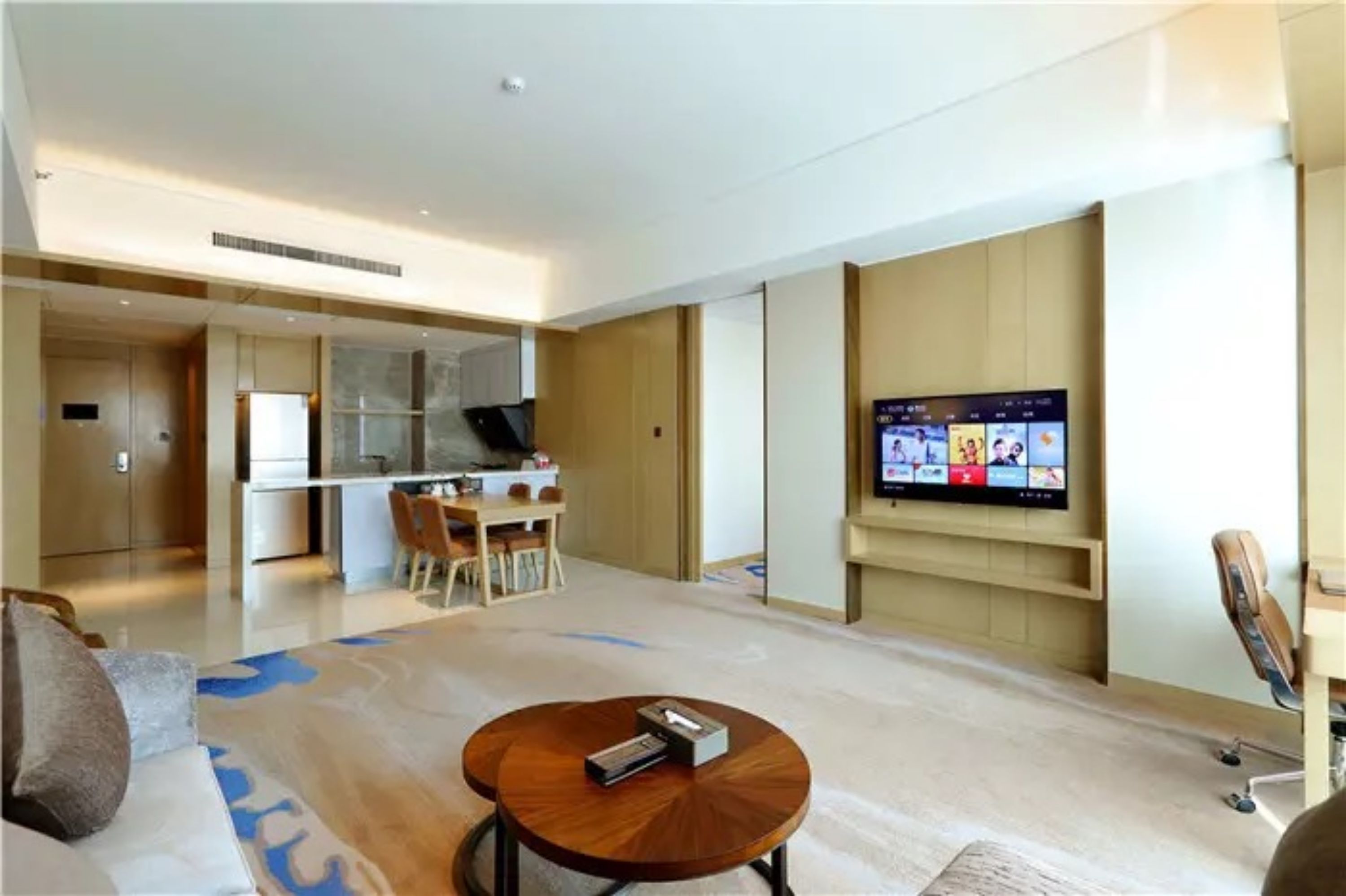 Deluxe Apartment | Minibar, in-room safe, desk, blackout drapes