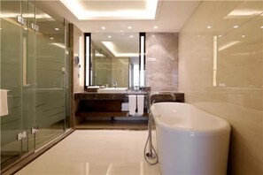 Deluxe-lejlighed | Badeværelse | Gratis toiletartikler, hårtørrer, badekåber, hjemmesko