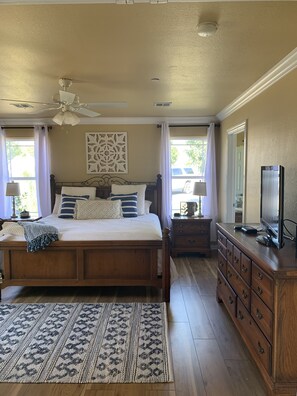 3 bedrooms, desk, iron/ironing board, travel cot - THE AMERICAN DREAM “Where to Stay When Away” (Ardmore)