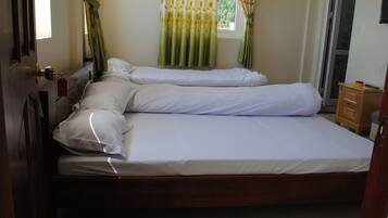 Basic Quadruple Room | Desk, free WiFi