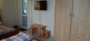 Basic Quadruple Room | Desk, free WiFi - Thanh Pho Hoa (Da Lat)