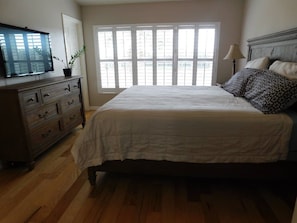 3 bedrooms, desk, iron/ironing board, travel crib