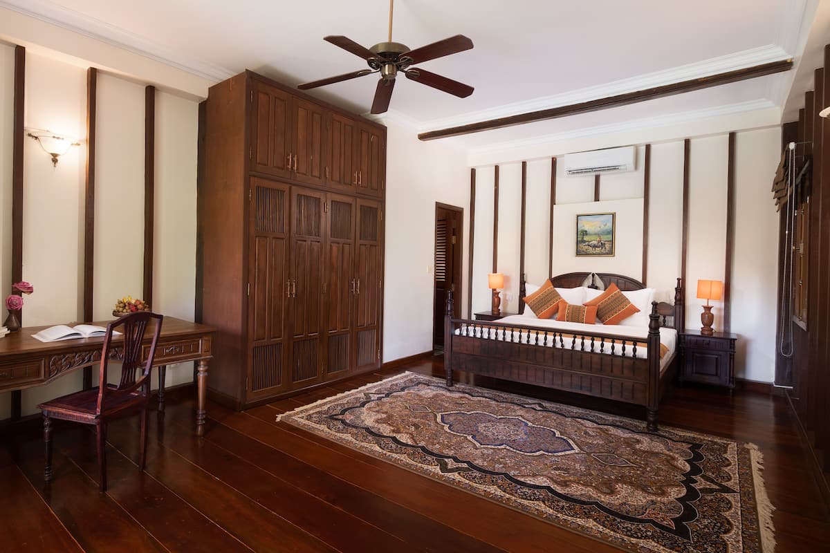 Private Three-Bedroom Home - Daily Afternoon Tea + Personal Chef | Minibar, in-room safe, desk, laptop workspace