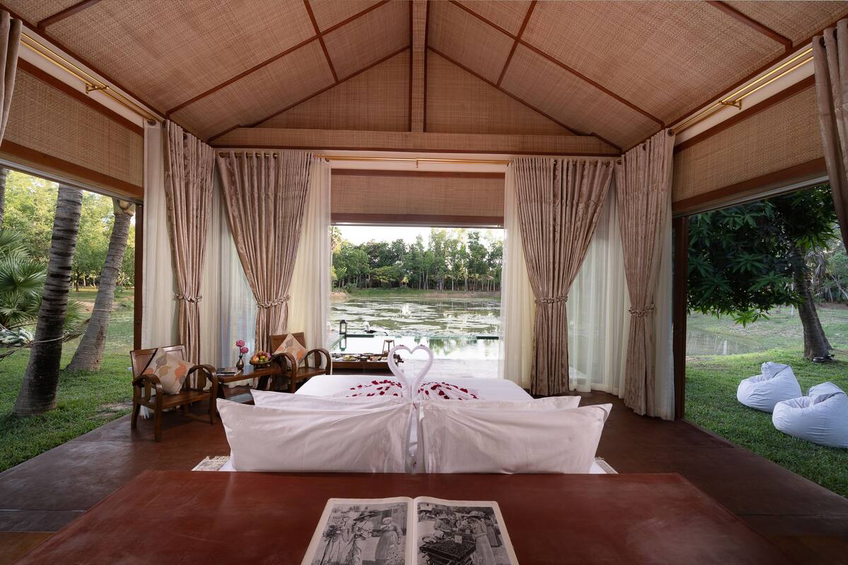 Lakeside Villa with Private Pool | Minibar, in-room safe, desk, laptop workspace