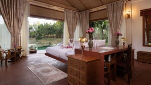 Lakeside Villa with Private Pool - Mane Family Vacation (Siem Reap)