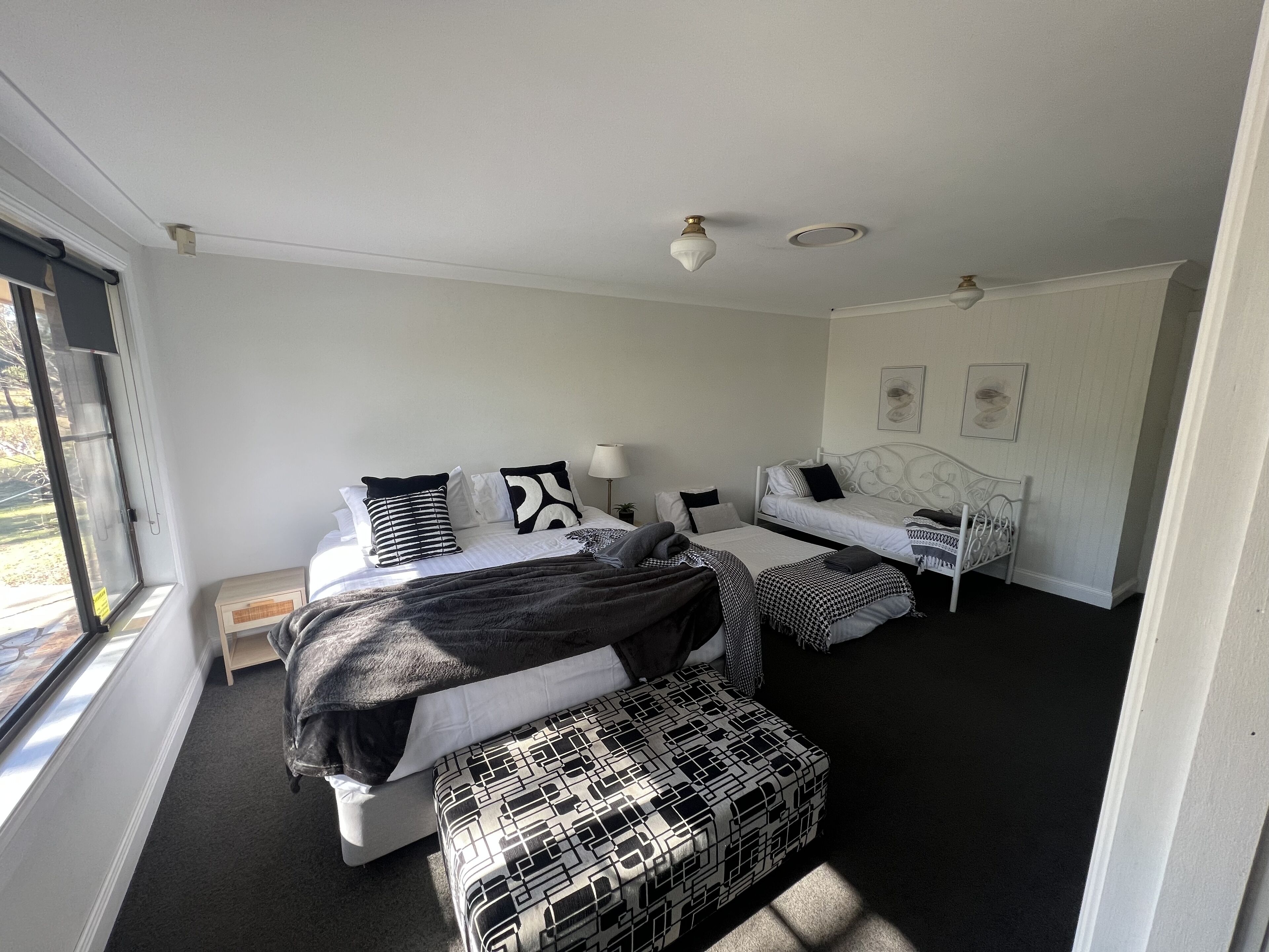 6 chambres, coffres-forts dans les chambres, fer et planche à repasser