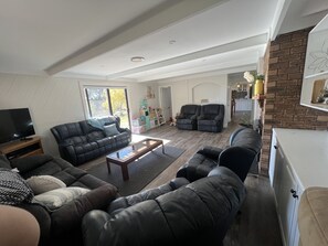 Smart TV, fireplace, table tennis, books - Heated Pool and Tennis Court for large groups (OConnell)