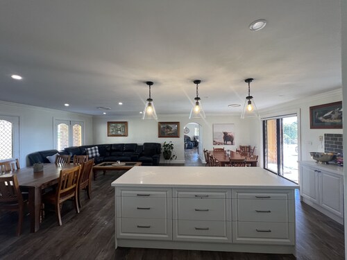 Heated Pool and Tennis Court for large groups