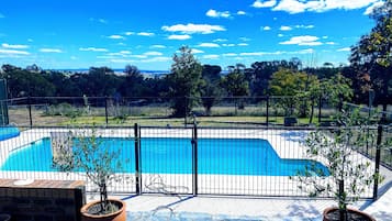 Una piscina al aire libre, una piscina climatizada
