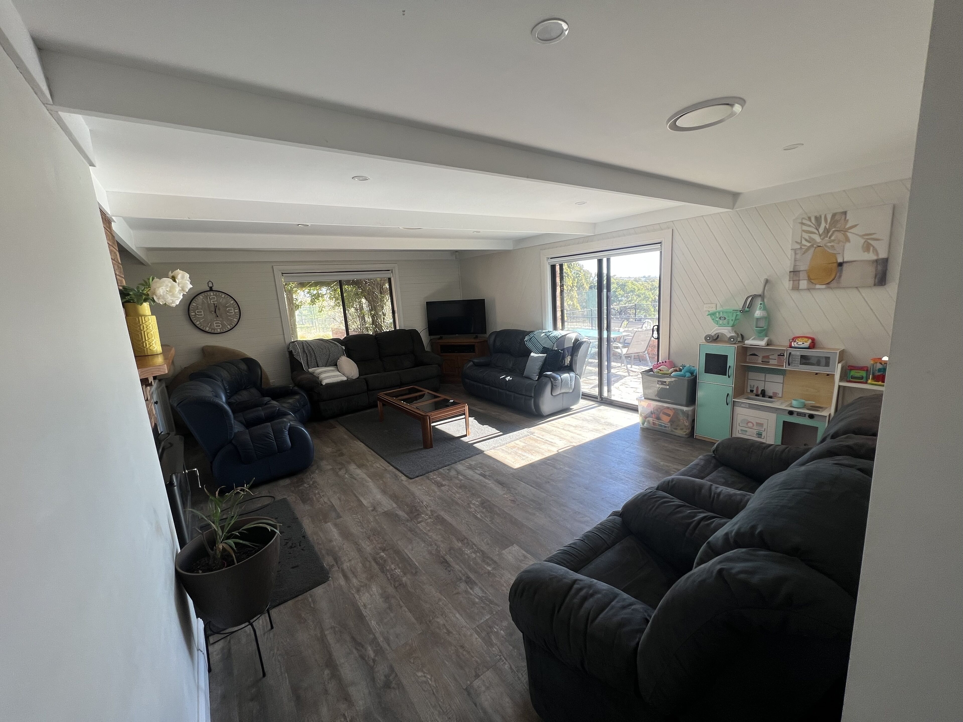 Älytelevisio, takka, pöytätennispöytä, kirjoja