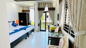 Deluxe-værelse til 3 personer - byudsigt | Opholdsområde | 32-tommers fladskærms-tv med kabelkanaler, tv