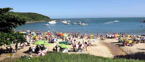 Una spiaggia nelle vicinanze