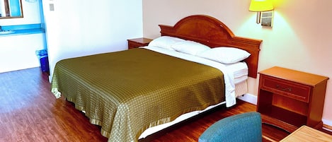Habitación, 1 cama King size, para fumadores, refrigerador y microondas | Decoración personalizada, muebles diferentes, escritorio y wifi gratis