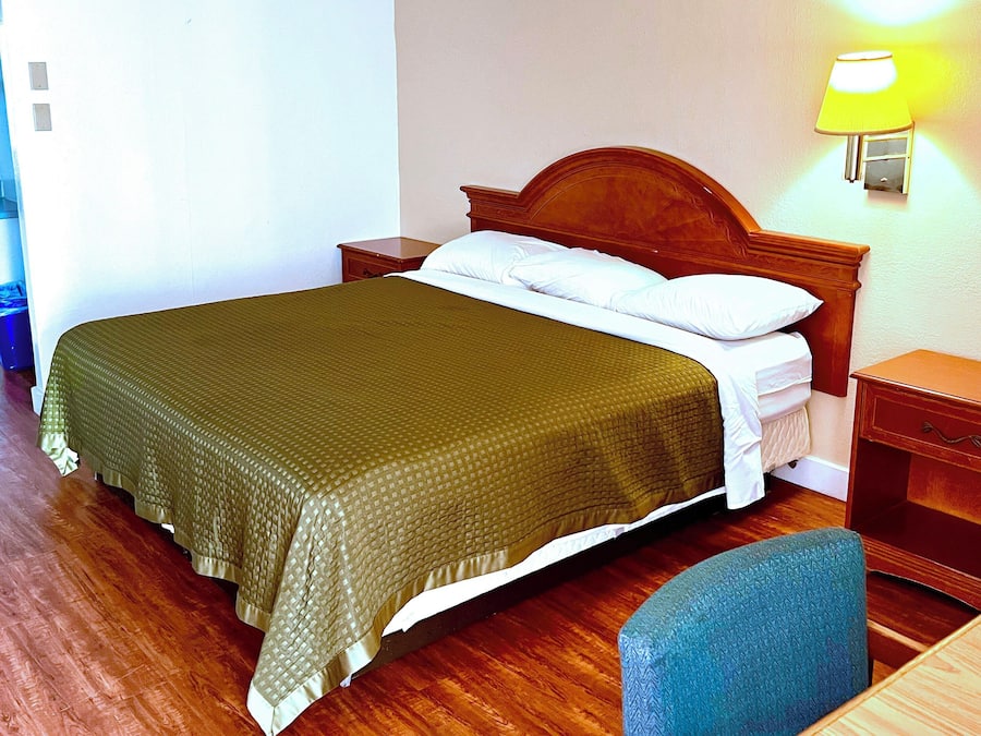 Room, 1 King Bed, Smoking, Refrigerator & Microwave