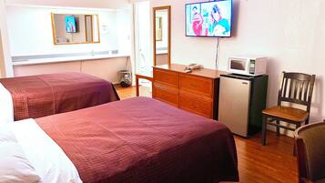 Chambre, 2 lits doubles, fumeur, réfrigérateur et four à micro-ondes | Décor unique, ameublement unique, bureau, accès au Wi-Fi (inclus)