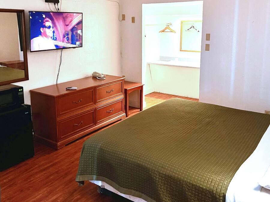 Habitación, 1 cama King size, para fumadores, refrigerador y microondas | Decoración personalizada, muebles diferentes, escritorio y wifi gratis