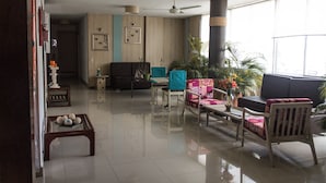 Lobby sitting area - Hotel Alcázar (Montería)