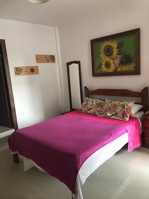 Quarto clássico, 1 cama de casal | Individualmente decorados, Wi-Fi de cortesia