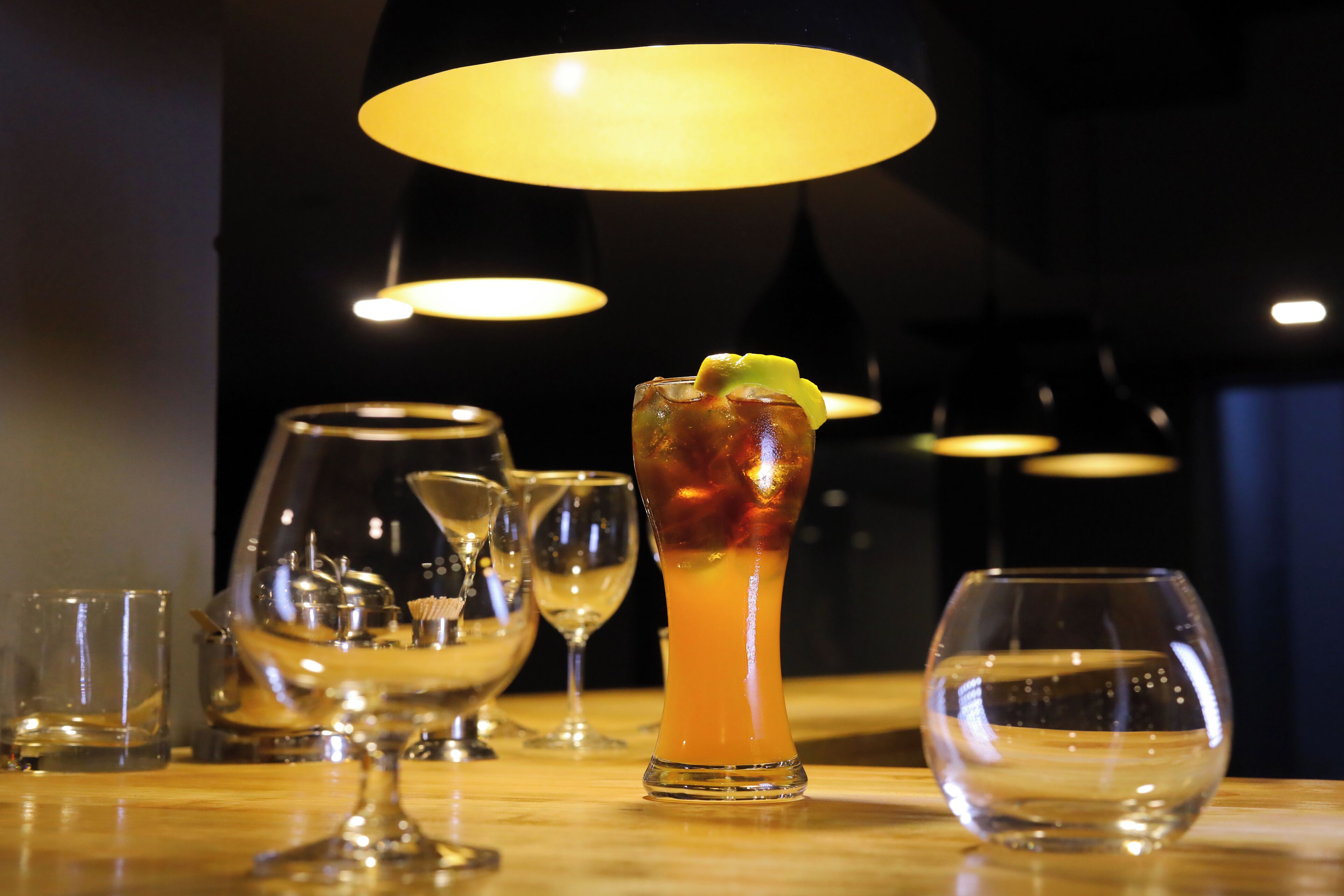 Eine Bar mit verschiedenen Gläsern und einem Cocktail.