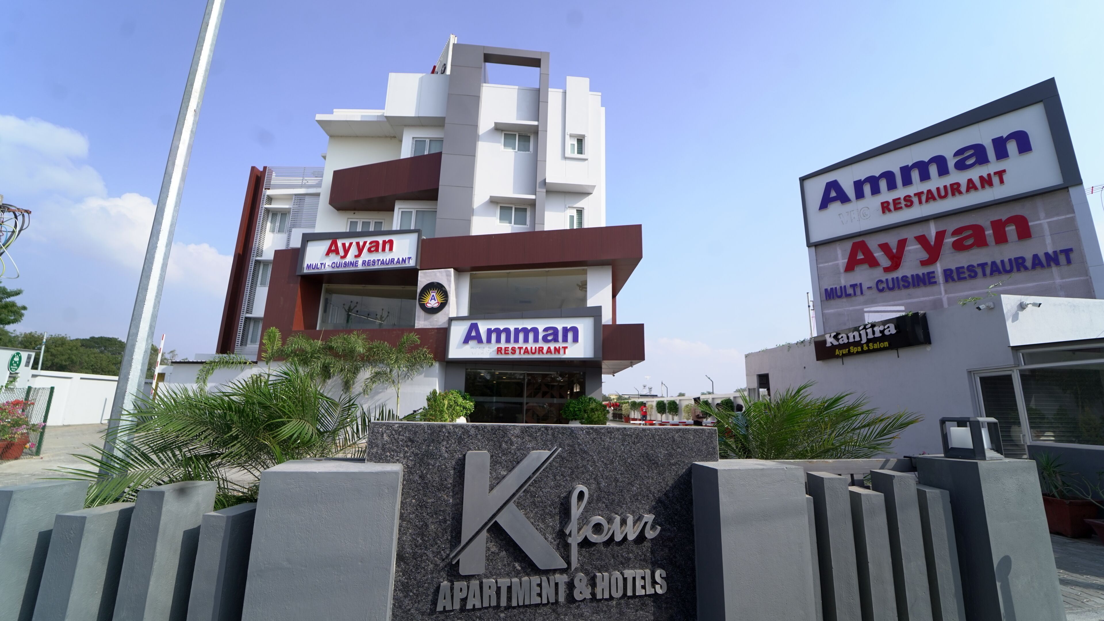 Een complex met meerdere restaurants, met borden voor 'Ayyan' en 'Amman Restaurant'.