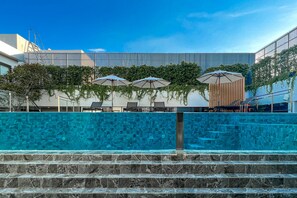 Outdoor pool, pool umbrellas, sun loungers - Amanta Hotel & Residence Sathorn (Bangkok)