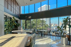 Lobby sitting area - Amanta Hotel & Residence Sathorn (Bangkok)