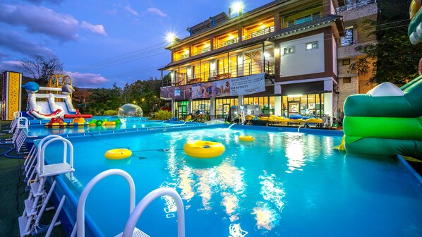 Piscine extérieure en saison