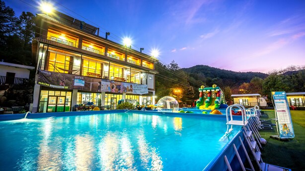 Una piscina al aire libre de temporada