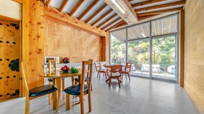 Group Room | Living area | Flat-screen TV - Gapyeong Saeyeon Caravan - Glamping (Gapyeong)