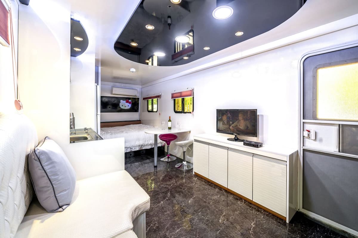 Kitty VIP Caravan
