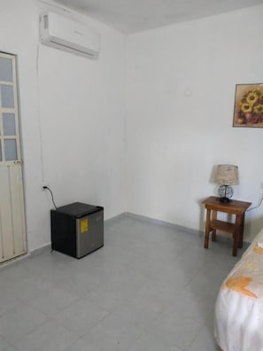Desk, soundproofing, free WiFi, bed sheets - Blue Hotel (Bacalar)