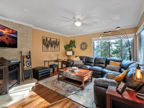 Flat-screen TV, fireplace, DVD player, table tennis - Don't miss out on summer in Lake Tahoe,near beach,pool,downtown,concert FUN 8max (Zephyr Cove)