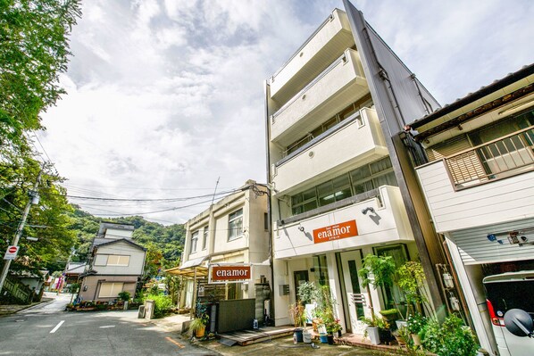 A multi-story building with a hair salon on the ground floor. - Hostel Coliberty (Tokushima)