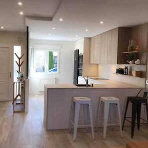 Refrigerador, microondas, horno, placa de cocina
