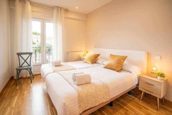 4 bedrooms, iron/ironing board, travel cot, WiFi - Northern Spain Country Villa (Montorio)