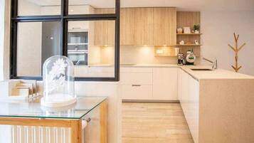 Refrigerador y utensilios de cocina