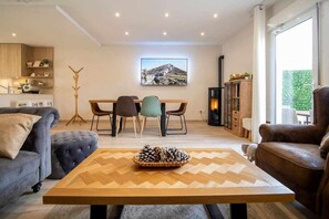 TV, fireplace, books - Northern Spain Country Villa (Montorio)