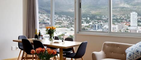 City Apartment | In-room dining