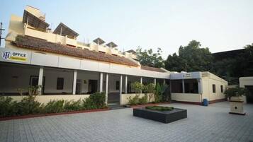 Voorkant accommodatie - avond/nacht