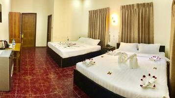 Deluxe Family Room | Hypo-allergenic bedding, free minibar items, laptop workspace